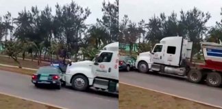 #VIDEO | Tráiler arrastra patrulla de tránsito con los policías adentro en #México
