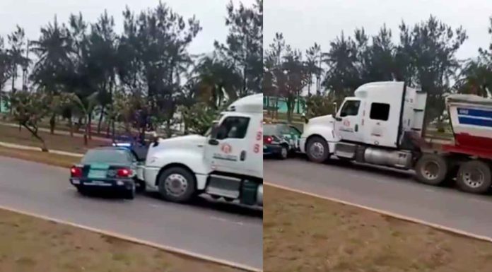 #VIDEO | Tráiler arrastra patrulla de tránsito con los policías adentro en #México