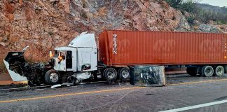 #VIDEO | Tráiler choca contra rollo de metal que cayó de otro camión de carga, en la autopista Siglo XXI
