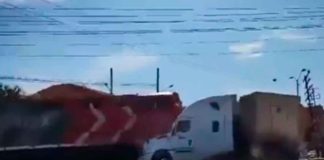 #Video // #México: Tren impacta tráiler atascado en las vías