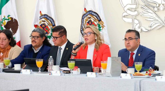 Tenemos el compromiso de que la Universidad Michoacana no dé marcha atrás: Yarabí Ávila