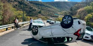 #VIDEO | Vuelca auto en zona de Tres Marías y ocurre carambola al poniente de Morelia