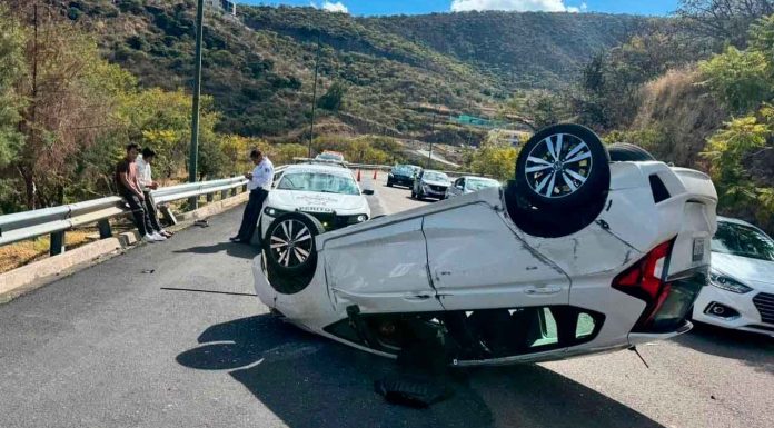 #VIDEO | Vuelca auto en zona de Tres Marías y ocurre carambola al poniente de Morelia