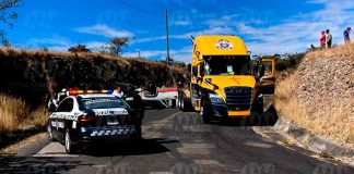 Vuelca camioneta maderera en la Morelia-Atécuaro