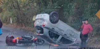 Vuelca auto a espaldas de Los Cenadores Santa María, al sur de Morelia