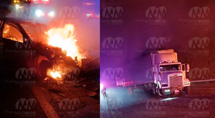 Auto se incendia tras choque contra trailer, en la Siglo XXI