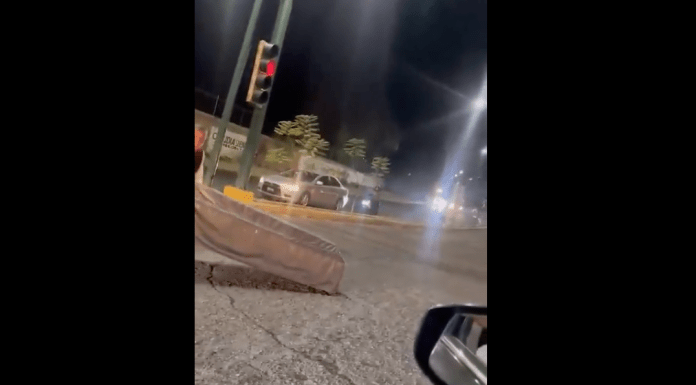 #VIDEO | En #Morelia, ataúd cae de carroza fúnebre en plena avenida