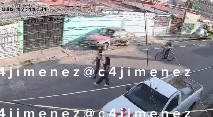 #VIDEO #México: Captan a hombre en bicicleta dando una nalgada a menor de edad que caminaba por la calle