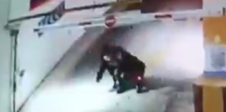 #VIDEO | Chica en estado de ebriedad se queda dormida en un estacionamiento y la atropellan