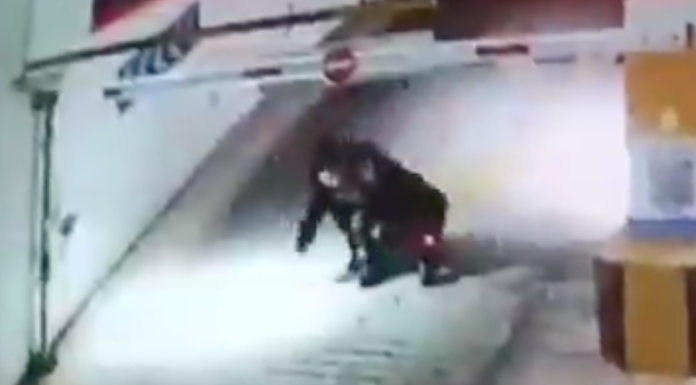 #VIDEO | Chica en estado de ebriedad se queda dormida en un estacionamiento y la atropellan