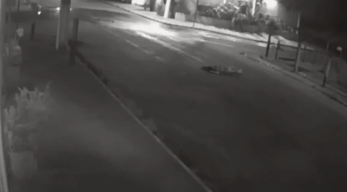 #VIDEO | ¡Nuevo caso! Mujer en estado de ebriedad se queda dormida a media calle y es atropellada