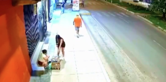 #VIDEO | Joven finge querer comprar mercancía a vendedora ambulante y le roba su celular