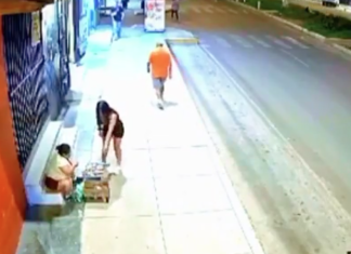 #VIDEO | Joven finge querer comprar mercancía a vendedora ambulante y le roba su celular