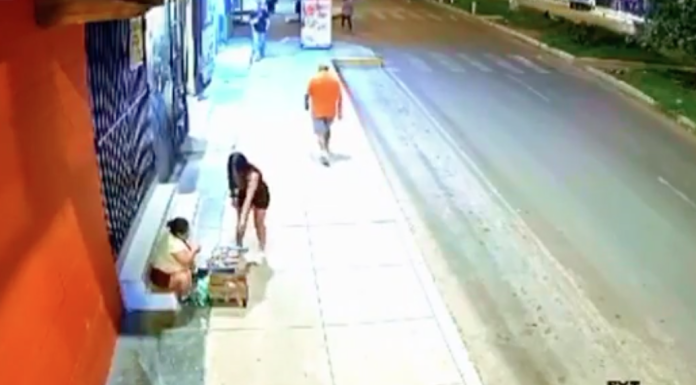 #VIDEO | Joven finge querer comprar mercancía a vendedora ambulante y le roba su celular