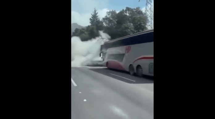 #VIDEO | #México: Camión comienza a sacar humo en plena carretera y causa pánico entre pasajeros