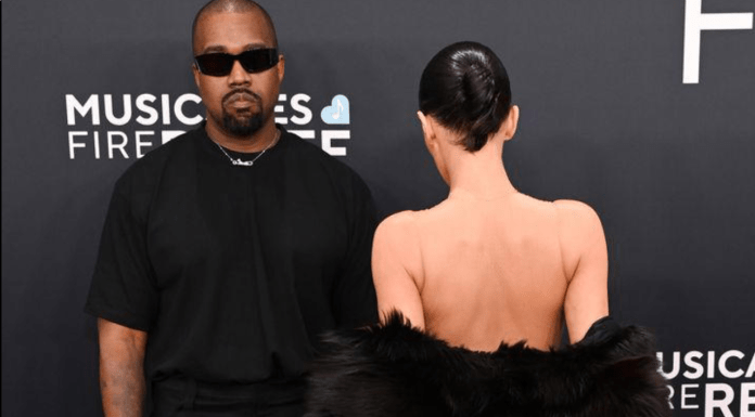 #Video // Kanye West y Bianca Censori causan revuelo en la alfombra roja de los Grammy 2025