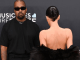 #Video // Kanye West y Bianca Censori causan revuelo en la alfombra roja de los Grammy 2025