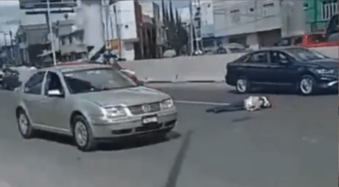 #Video // Hombre muere atropellado tras no usar el puente peatonal