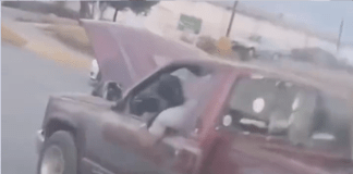 #Video // Mecánico es captado reparando camioneta en movimiento y se vuelve viral