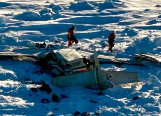 Descantan sobrevivientes de accidente aéreo en Alaska; localizan 3 de 10 cuerpos