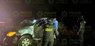 Policía Morelia recupera vehículo; tras persecución, presuntos ladrones vuelcan y caen a canal de aguas negras