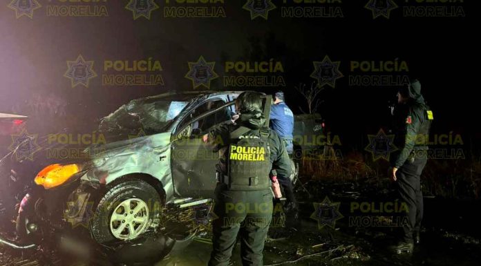 Policía Morelia recupera vehículo; tras persecución, presuntos ladrones vuelcan y caen a canal de aguas negras