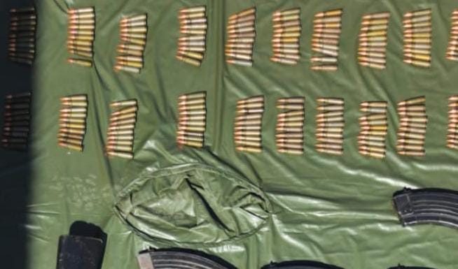 En Parácuaro, SSP, Defensa y GN aseguran dos armas largas, municiones y equipo táctico