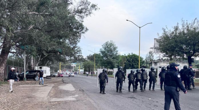 Tras bloqueo vial y dispersión de manifestación en Uruapan, un elemento municipal lesionado: SSP