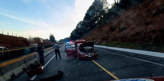 Coche es impactado por tráiler que rebasaba a una camioneta en la autopista Siglo XXI