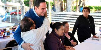 Carlos Soto recibe a adultos mayores del DIF de Charo en Zamora