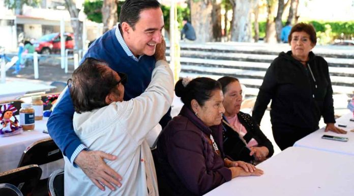 Carlos Soto recibe a adultos mayores del DIF de Charo en Zamora