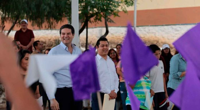 Profesores y directivos de escuelas públicas reconocen apoyo de Alfonso Martínez