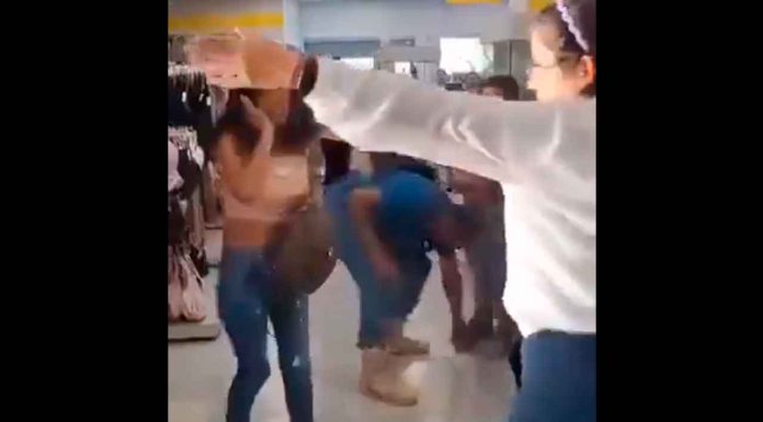 #VIDEO | #México: ¡Parece escena de telenovela! Lo cacharon con la otra comprando lencería en Coppel