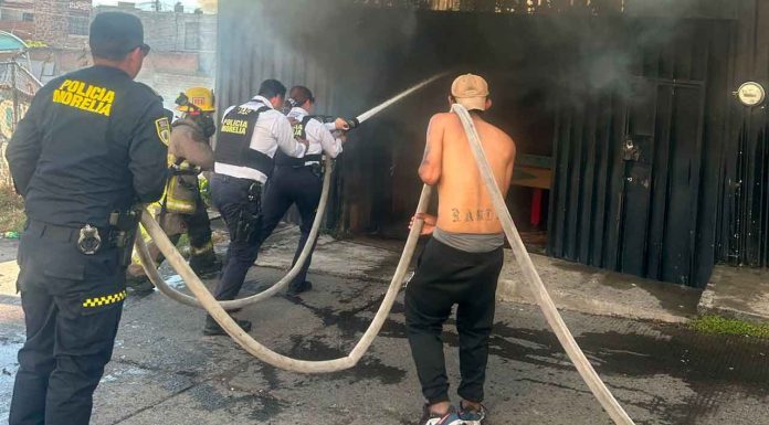 #VIDEO #Seguimiento | Policía Morelia atiende incendio en terreno baldío contiguo a un bar