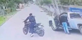 #VIDEO | Dos sujetos roban camioneta a punta de pistola #México