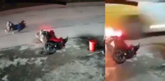 #VIDEO | Motociclista sufre accidente y queda inmovilizado en plena carretera; fue atropellado por un autobús