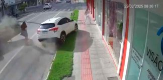 #VIDEO | Milagroso escape: mujer evita ser arrollada por auto fuera de control #Internacional