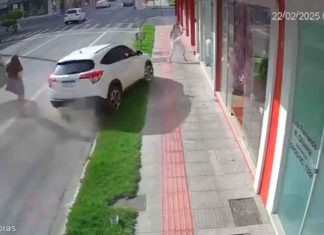 #VIDEO | Milagroso escape: mujer evita ser arrollada por auto fuera de control #Internacional