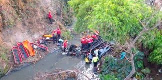 #VIDEO | Difunden video del momento en que autobús cae de un puente al fondo de un barranco; hay como saldo 51 personas muertas #Internacional