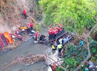 #VIDEO | Difunden video del momento en que autobús cae de un puente al fondo de un barranco; hay como saldo 51 personas muertas #Internacional