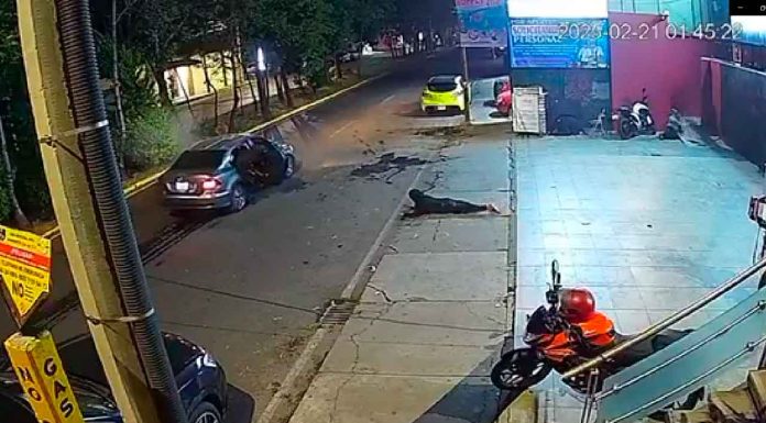 #Video // Enfrentamiento armado a las afueras de un bar deja cuatro heridos #México