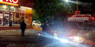 Grave joven baleado por fuera de tienda Oxxo en Tierra Caliente