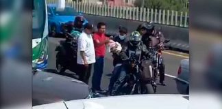 #VIDEO | #México: ¡Héroe sobre ruedas! Motociclista auxilia a bebé a llegar al hospital tras quedar atrapada con sus padres en bloqueo vial