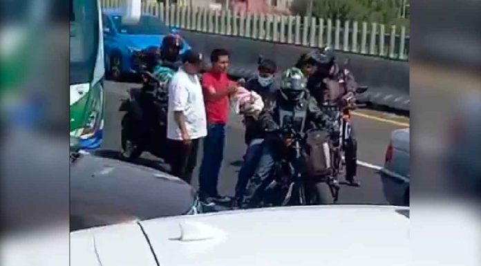 #VIDEO | #México: ¡Héroe sobre ruedas! Motociclista auxilia a bebé a llegar al hospital tras quedar atrapada con sus padres en bloqueo vial