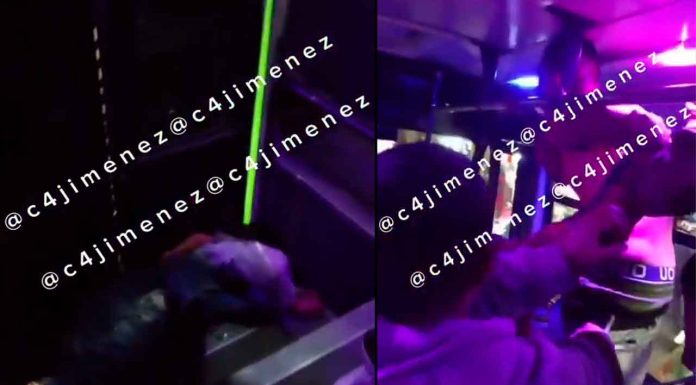 #VIDEO | Pasajeros de microbús se hacen justicia por mano propia y detienen a golpes a dos presuntos asaltantes #México