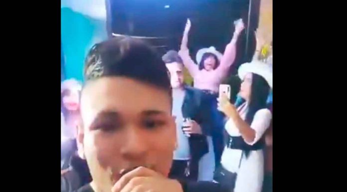 #VIDEO | Mujer disfrutaba de una fiesta y cae desde un segundo piso