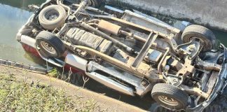 #Imágenes | Camioneta se precipita canal de aguas negras, su conductor muere
