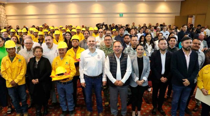 #Imágenes | Inicia Bedolla campaña contra incendios; entrega equipo a brigadistas