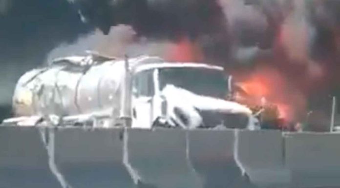 #VIDEO | Arde pipa tras choque múltiple contra tres autos en la México- Querétaro
