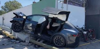 #VIDEO | Conductor ebrio choca, derriba poste y termina sobre muros #México